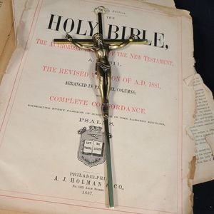 Vintage crusifex/ cross in a gold tone!